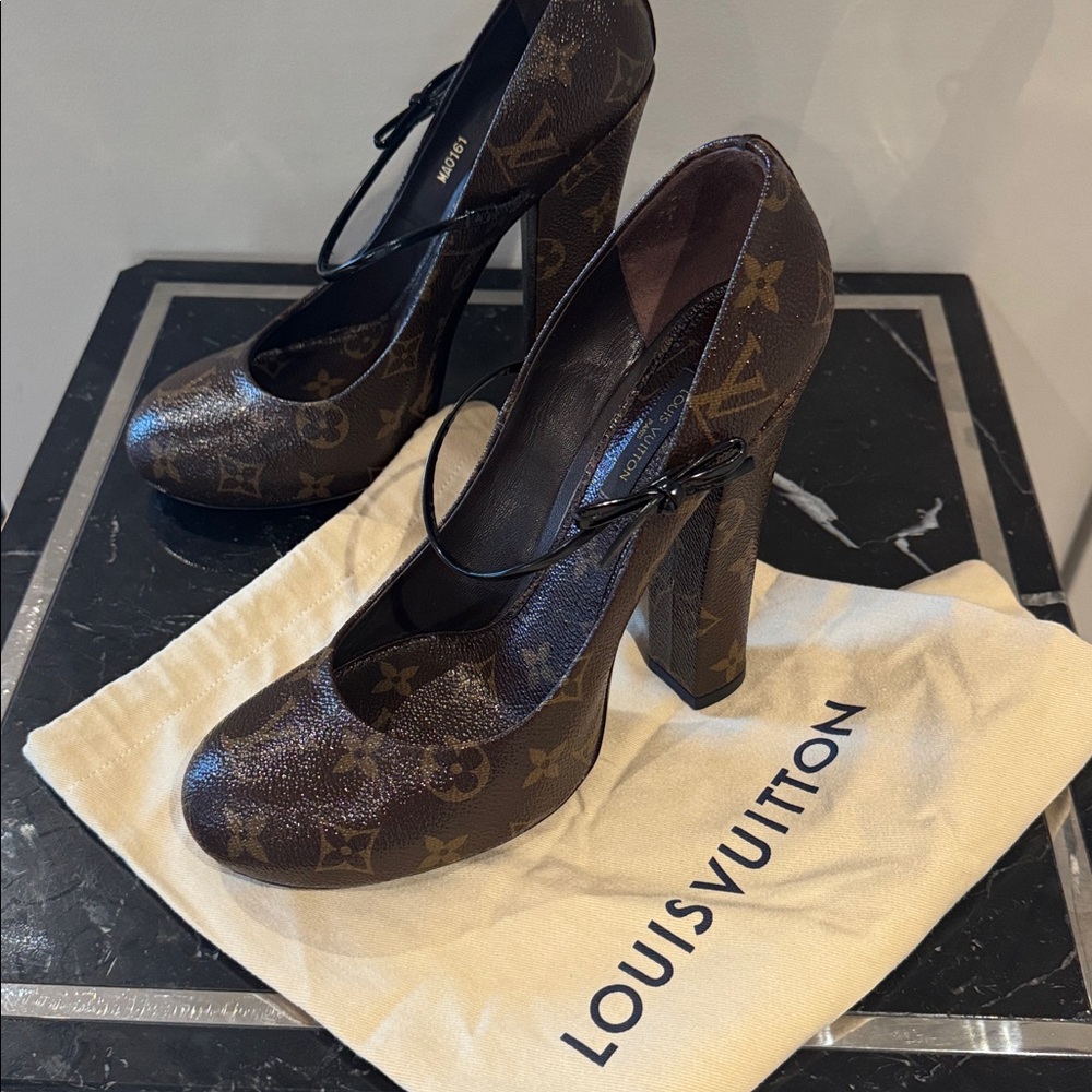 Louis Vuitton FETISH RARE runway mary Jane bow heels 39.5 EUC - Picture 9 of 9